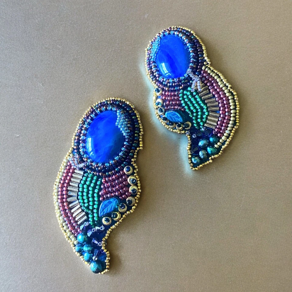 Handmade Iolite and Glass Beaded Earrings Peacock Colors Handcrafted Clip Ons Foto 1 de 4