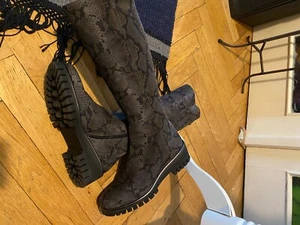 Donna Carolina Leder Stiefel braun Schlangenoptik schmaler Schaft Gr. 38 neuw. - Bild 1 von 7