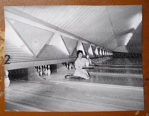 OLD PHOTO ROME BOWLING ALLEY AMF PARIOLI NOMENTANO VINTAGE PHOTOGRAPH - Picture 1 of 2