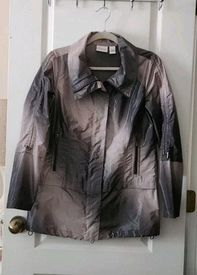 Chaqueta cortavientos gris plateado con cuello talla S (4) ZENERGY by CHICO'S para mujer Foto 1 de 4