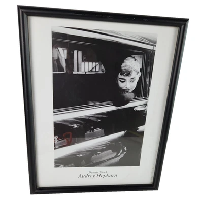 Плакат винтажный Dennis Stock Audrey Hepburn in Car настенный в рамке 16 x 13 дюймов - Изображение 1 из 4