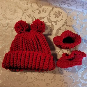 Cappello invernale con set pompon e stivaletti - taglia 6 mesi - rosso scintillante - fatto a mano - Foto 1 di 4