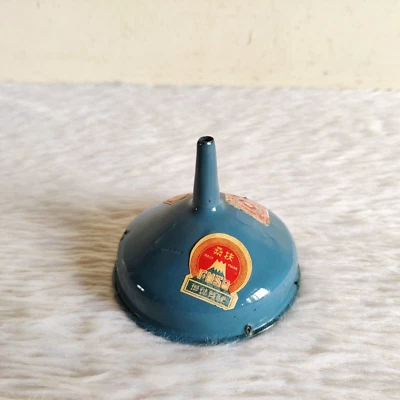 1930s Vintage Teal Iron Enamel Funnel Japan Original Brand Labels On It IE89 - Imagem 1 de 4