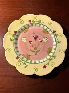 Plato de cerámica decorativo Kimberly Hodges Cupcakes y ruedas de carro amarillo con flores - Imagen 1 de 4