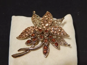 VINTAGE BIJOUX ELEGANTE SPILLA A FIORE CON CRISTALLI META' 900 - Imagen 1 de 7