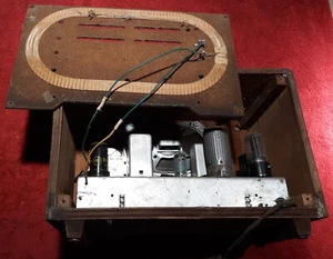 Vintage General Electric AM Tube Type Radio, Wood Cabinet, Brass Knobs. **Works! - Picture 1 of 10