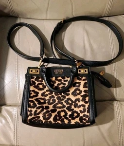 Guess Katey Leder und PU Mini Umhängetasche Crossbody Leopardenmuster Tasche Handtasche - Bild 1 von 11