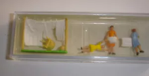 Preiser HO 14050 women hanging laundry - read - Picture 1 of 1