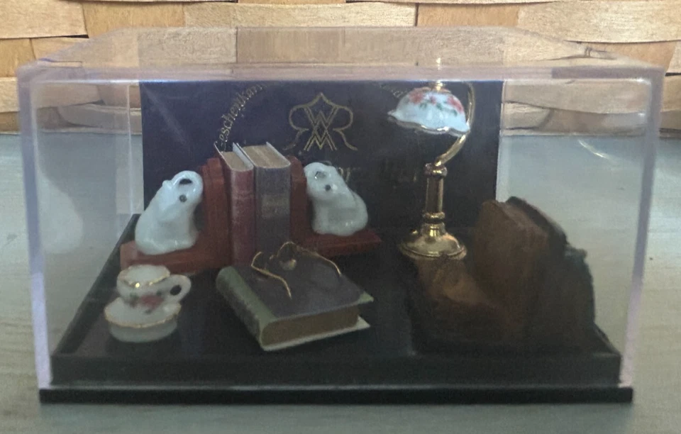 Conjunto de mesa Reutter 1.876/6 lâmpada elefante livro termina xícara de chá casa de bonecas miniatura - Imagem 1 de 1