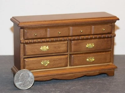 Cómoda miniatura para casa de muñecas acabado nogal escala 1:12 una pulgada A55 Dollys Gallery Foto 1 de 3