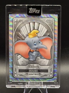 Topps Disney Mint 2025 Dumbo Encased Card Wave Refractor/75 - Imagen 1 de 2
