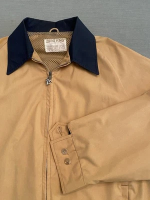 Chaqueta De Colección ZERO KING Para Hombre Talla 44 Beige Cuello Azul Marino Repelente al Viento Agua Clásica Foto 1 de 4