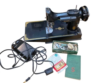 Vintage Singer Featherweight Sewing Machine Cat. 3-120 W/ Case & Foot Pedal - Picture 1 of 15