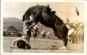 Postal de rodeo "Getting Off" en Reno, Nevada (años 40) - Imagen 1 de 3