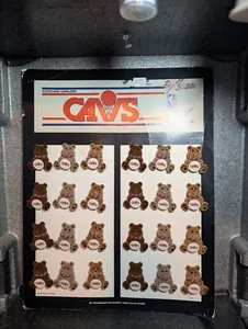 Spilla da bavero vintage Cleveland Cavaliers orso sfocato FANATICI 1986 oro chiaro scuro - Foto 1 di 12