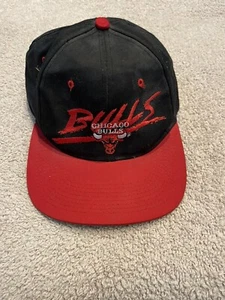 Vintage Chicago Bulls Druckknopflasche Mütze ADJ unterstrichen mit Logo hinten - Bild 1 von 4