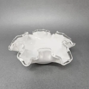 Fenton Silver Crest Blanco Leche Vidrio Volantes 6" Caramelo Nuez Bon Bon Bowl Plato - Imagen 1 de 10