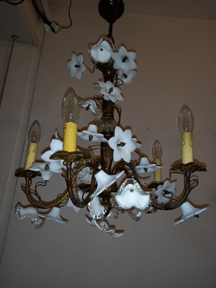 Lindo lustre antigo vintage bronze bronze flores brancas brilho - Imagem 1 de 4
