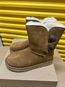 UGG MARCIELA II CHESTNUT LEDER LAMMFELL MANSCHETTE KNOPF STIEFEL GR US 6 / UK 4 NEU - Bild 1 von 15