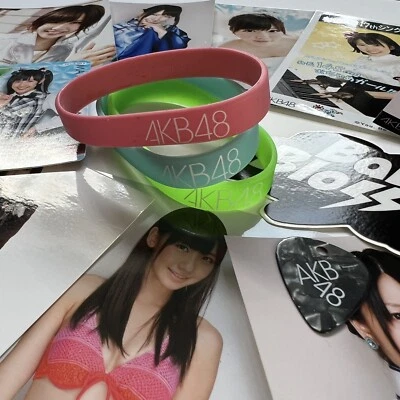 Paquete de fotos misteriosas AKB48 con bandas de silicona + púa y pegatina de guitarra Baby Blossom Foto 1 de 4
