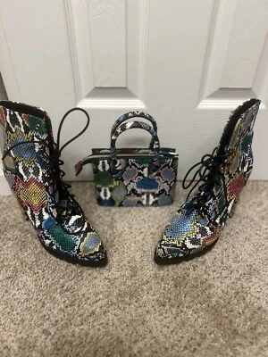 Botas para mujer BAMBOO estampado de serpiente talla 8 1/2 y cartera Foto 1 de 2