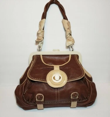 BOLSO DE HOMBRO LOCKHEART MARRÓN LUCY LUCITE ARCO BLOQUEO TORCIDO BLOQUEO BESO $795 Foto 1 de 4