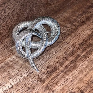 Broche Corona Trifari Nudo Serpiente Tono Plata Texturizado Serpiente Prendedor Joyería - Imagen 1 de 4