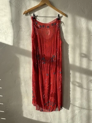 Antiguo vestido de gasa de seda con cuentas de vidrio rojo de la década de 1920 con aleta de cintura caída para estudio Foto 1 de 4