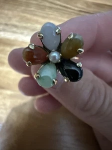 Anillo central flor de jade multicolor y perlas oro amarillo de 14 quilates JTC 968 talla 7 - Imagen 1 de 7
