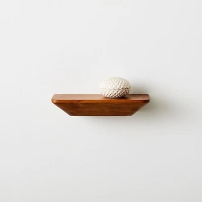 Estante de pared flotante West Elm Wood 12" soporte oculto en color nogal oscuro Foto 1 de 4