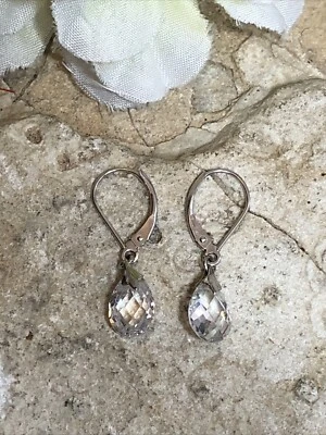 35. Pendientes colgantes de diseño JCM 14K oro blanco circonita cúbica lágrima con cierre de palanca 29 mm, 2,3 g Foto 1 de 4