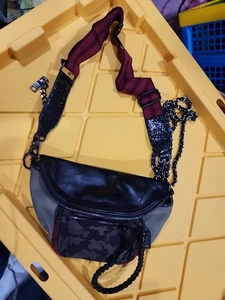 Steve Madden Damen Convertible Crossbody Gürteltasche Camo Print. B-2 - Bild 1 von 4