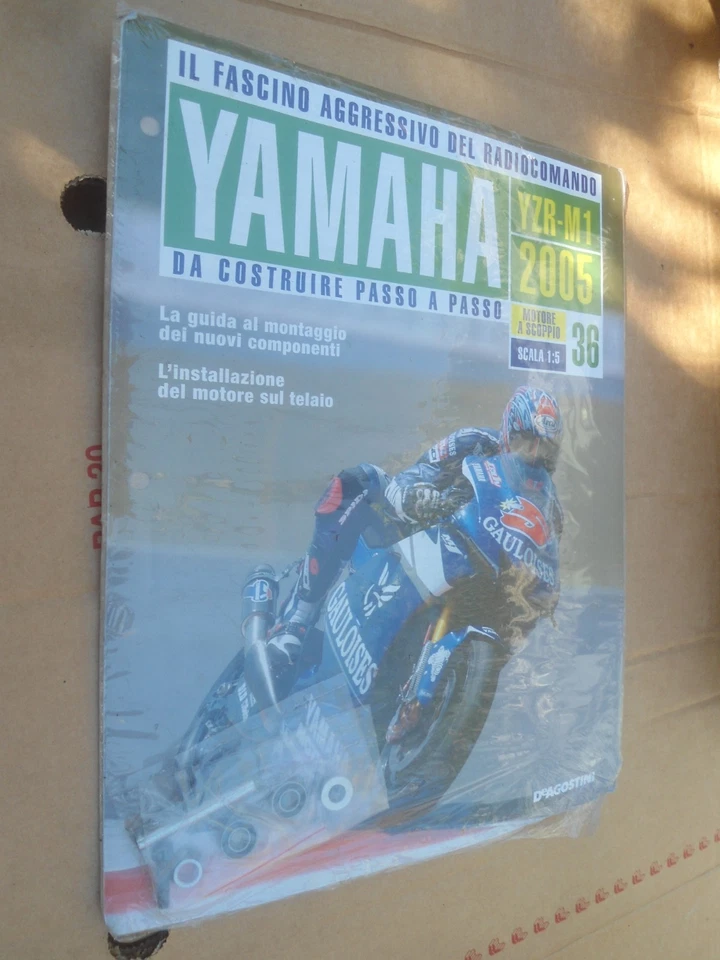 YAMAHA YZR-M1 -  1:5  - 2005 - MOTO RC A SCOPPIO DE AGOSTINI - USCITA NUMERO 36 - Immagine 1 di 1
