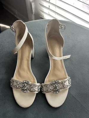 Betsey Johnson 女式 Sb-Mel 高跟鞋凉鞋 6.5W 码串珠珠宝二手/无盒 — 第 1/4 张图片