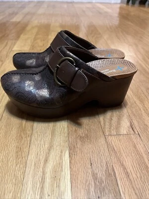 BareTraps Posture Belita Wedge Clogs  Womens 6.5 M Brown Comfort Shoes W/ Buckle - Image 1 of 4