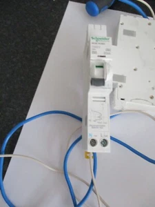 INTERRUPTOR CIRCUITO RCBO SCHNEIDER IKQE SEE106B03 B6 6 AMP 30mA 10KA DE UN SOLO POLO. - Imagen 1 de 1