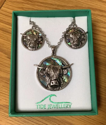 Highland Cow Inlaid Paua Shell Pendant On A Chain And Matching Hook Earrings - Imagem 1 de 3