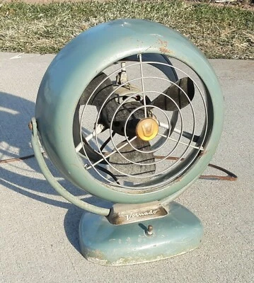 VENTILADOR DE MESA CON HOJA DE METAL ANTIGUO ADORNADO DE COLECCIÓN VENTA INMOBILIARIA DE ALTA RESISTENCIA ENCONTRAR COMO ESTÁ Foto 1 de 4