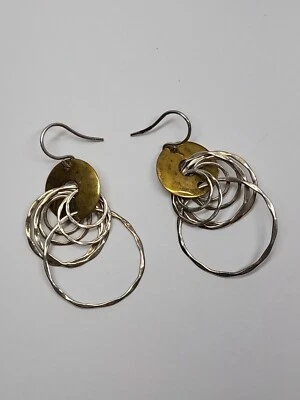 Pendientes colgantes RLM Studio de plata de ley 925 y latón con círculos de aro en capas Foto 1 de 4