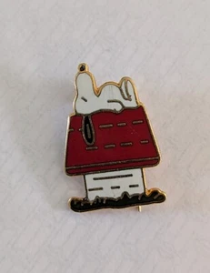 Vintage Snoopy and the Dog House Enamel Pin Badge - Picture 1 of 2