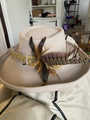 DE COLECCIÓN ADOLFO II NUEVA YORK PARÍS BEIGE LANA ALA ENROLLADA SOMBRERO PLUMAS DE FAISÁN  Foto 1 de 4