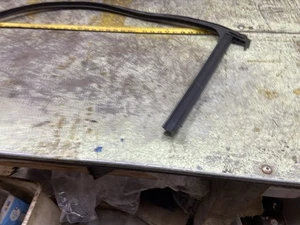 2012-2018 2 Door FIAT 500 POP Right Pass. Door Glass Channel Seal - Picture 1 of 12