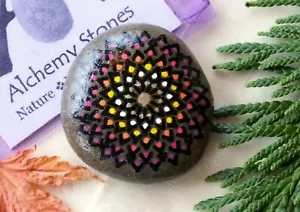 Pietra alchimica dipinta a mano con disegno mandala rosso, arancione, giallo, bianco e nero - Foto 1 di 4