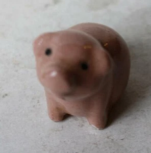 Estatuilla de Cerdo Rosa Cerdo Sentado Miniatura Hueso China Cerámica Pintada a Mano Adorable - Imagen 1 de 1