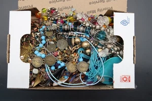 Vtg Craft Repair Costume Junk Jewelry Lot USPS Small Flat Rate Box JL101925-09 - Foto 1 di 20