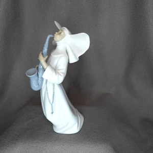 Estatuilla de porcelana vintage saxofón monja lladro 6404 blanco brillante azul España - Imagen 1 de 6