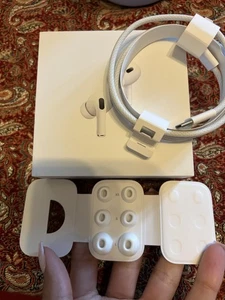 Airpods Pro 2ème génération avec étui de charge et annulation active du bruit (ANC) - Photo 1 sur 2
