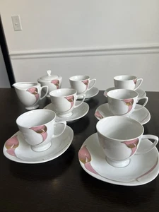 Juego de té vintage 225 de TOWN HOUSE CHINA blanco con lirios de cala rosa ¡SIN USAR!!! - Imagen 1 de 12