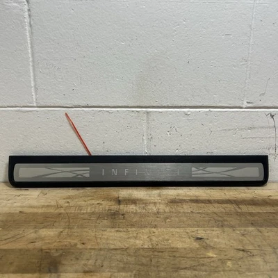 Cubierta de placa de desgaste del umbral de la puerta delantera izquierda Infiniti QX56 QX80 2011-2017 FABRICANTE DE EQUIPOS ORIGINALES Foto 1 de 4