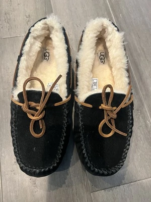 Zapatos de casa UGG para mujer negros Dakota mocasines imitación sherpa forrados pantuflas talla 6 Foto 1 de 4